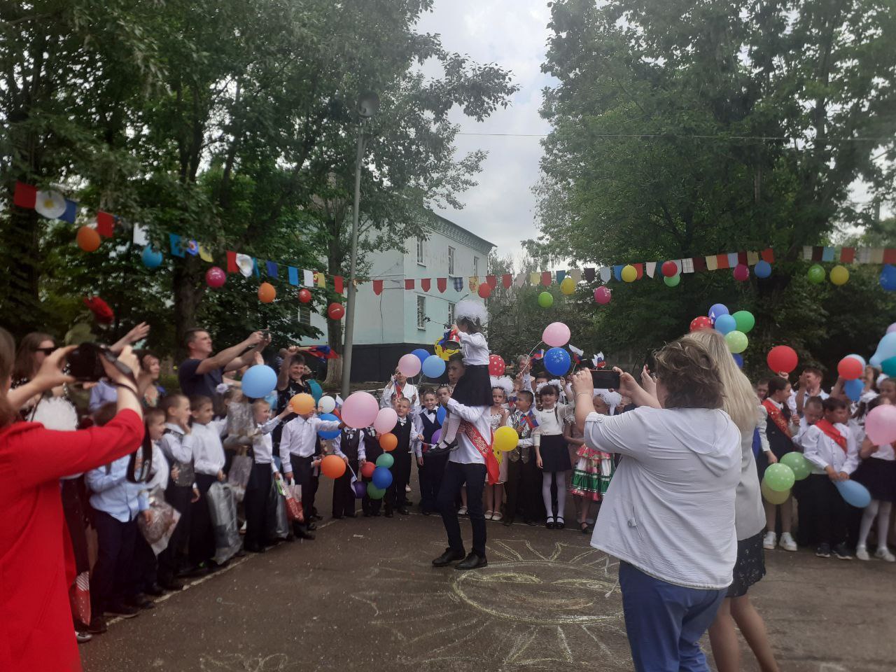 Торжественное мероприятие, посвящённое окончанию учебного года в Лутугинской школе-интернате (ЛНР)